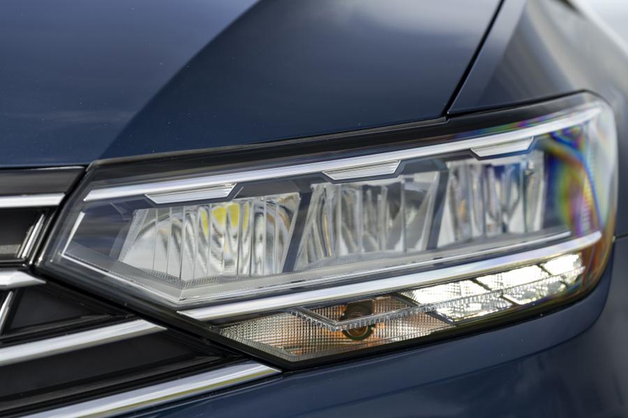 Детали экстерьера Volkswagen Passat R-Line Estate (B8) 2019 года  (UK) (фото 2 из 25)